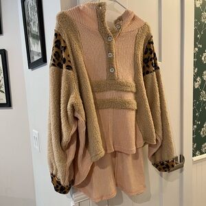 POL Cozy Two-Tone Teddy Knit Hooded Sweater in Beige & Blush with Leopard Print